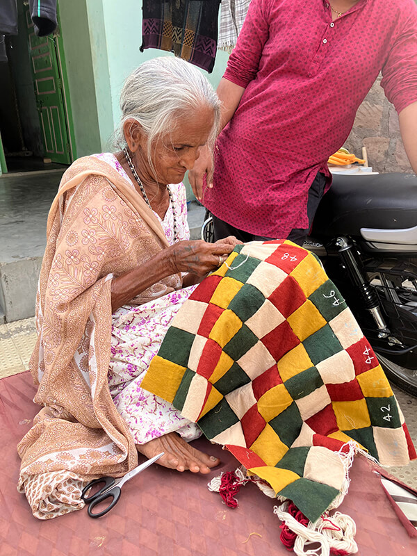 インドの女性の刺繍-